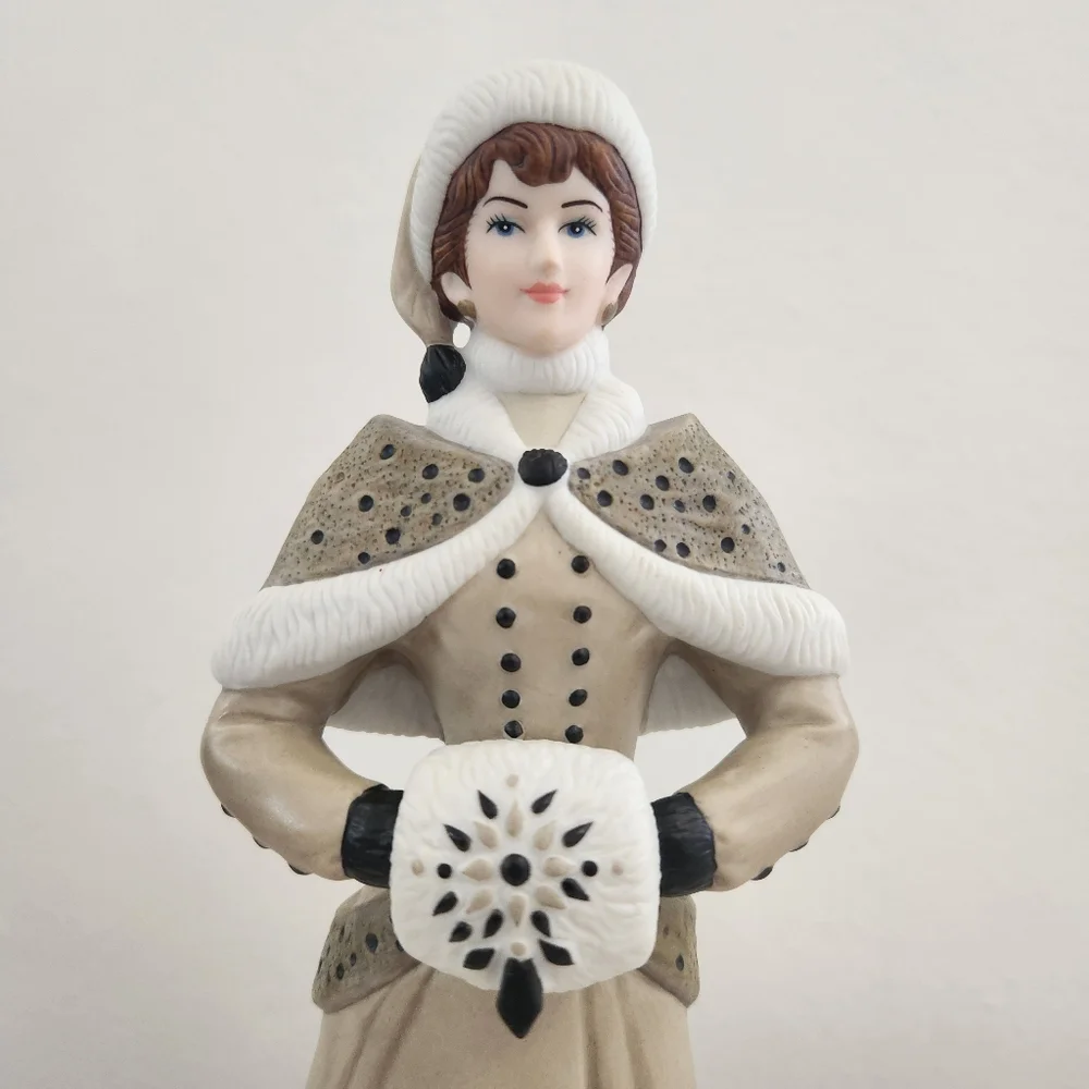 Avon Mrs. Albee 2014 Figurine  Collector’s Edition - Picture 3 of 16